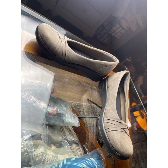 Women’s Fabric Olive color Bzees wedge flats, Size 10 - Picture 4 of 11